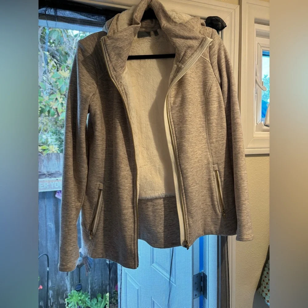 Athleta fur lined hoodie NWOT - Picture 3 of 6